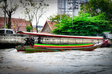 Dieses einzigartige Foto zeigt wie die alten traditionellen Langheckboote, die auf dem Fluss Mae Nam Chao Phraya in Bangkok fahren