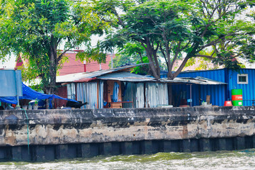 Dieses einzigartige Foto zeigt, wie das alte Bangkok aussieht und wie Menschen unter einfachen Umständen am Fluss Mae Nam Chao Phraya leben