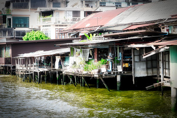 Fototapeta na wymiar Dieses einzigartige Foto zeigt, wie das alte Bangkok aussieht und wie Menschen unter einfachen Umständen am Fluss Mae Nam Chao Phraya leben