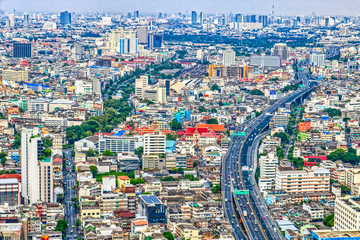 Fototapeta na wymiar Dieses einzigartige Foto zeigt die thailändische Hauptstadt Bangkok von oben unter bewölktem Himmel