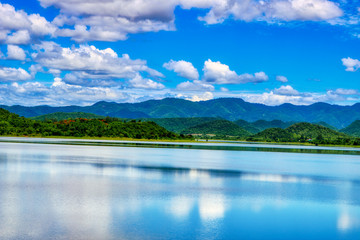 Dieses einzigartige Bild zeigt die wunderschöne Natur mit Hügeln und Bäumen und das große Reservoir im Nationalpark Kaeng Krachan in Thailand