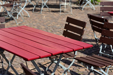 tische und stühle stehen im sommer auf einem platz in der stadt