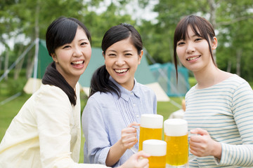 ビールで乾杯をする3人の女性