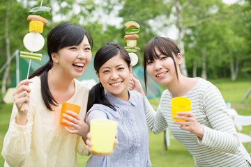 バーベキューをする3人の女性