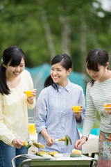 バーベキューをする3人の女性