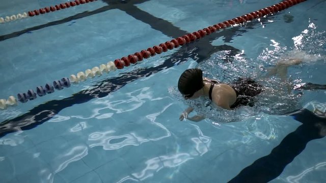 Learninng to swim breaststroke by female amateur swimmer in swimming pool