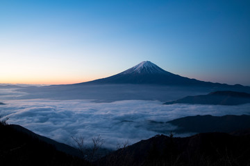 新道峠より朝の富士山を望む