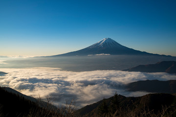 新道峠より朝の富士山を望む