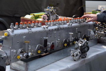 Motor und Motorteile in einer Werkstatt