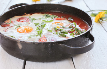 Schakschuka Tomatengericht Topf Tomaten mit Ei