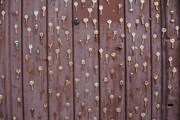The texture of the wooden door with keys