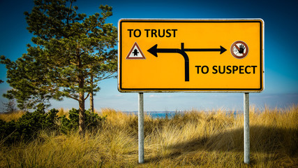 Obraz premium Street Sign TO TRUST versus TO SUSPECT