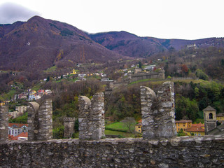 Fototapeta na wymiar 秋のベリンツォーナのカステルグランデから見たモンテベッロ城とサッソ・コルバロ城（スイス）