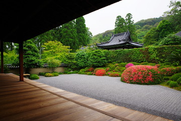 初夏の京都、一休寺の庭園