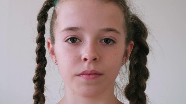 M&auml;dchen schaut in die Kamera und l&auml;chelt, Nahaufnahme