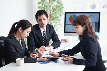 若手社員たちのブレーンストーミング