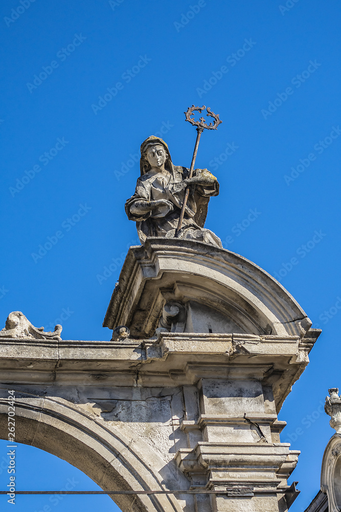 Wall mural Double parade gate with baroque pediment and figures of saints to Lviv Greek Catholic Archbishop's Cathedral of Saint George (Ukr: Sobor sviatoho Yura, 1760). Lviv, Ukraine.