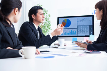 お互いの意見を交換し合うマネージャーたち