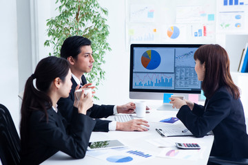 若手社員たちの会議の様子