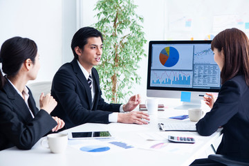 若手社員たちの会議の様子