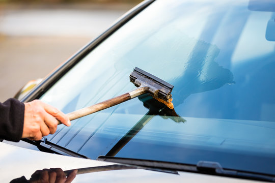 Clean the car window with a puller