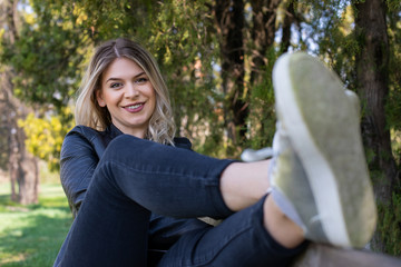 Obraz premium Woman sitting in the park