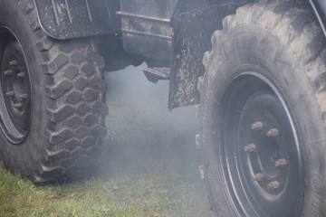 Diesel Lastwagen in dickem Abgas-Nebel © Antje