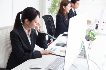 Fototapeta premium お客様の対応をする女性スタッフ