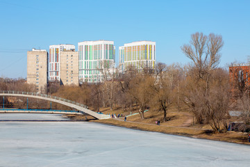Fototapeta premium Russia, Moscow-March 31, 2019: Spring day in the city park. Spring city landscape.