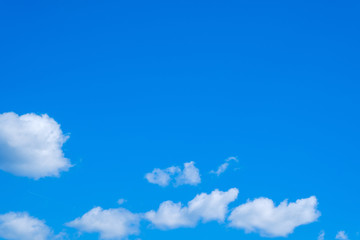【写真素材】 青空　空　雲　春の空　背景　背景素材　4月　コピースペース