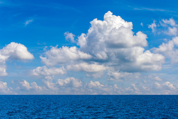 Obraz premium blue sky sunset over the sea