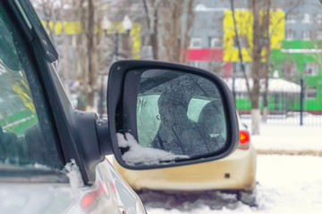 Obraz premium dirty automobile mirror in the winter
