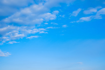 Obraz na płótnie Canvas 【写真素材】 青空　空　雲　春の空　背景　背景素材　4月　コピースペース