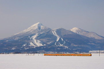 日本、磐越西線と磐梯山の風景