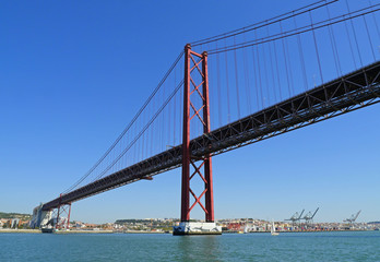 Fototapeta na wymiar Lissabon by sea