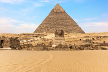 The Great Sphinx of Giza in front of the Pyramid of Khafre, Egypt - obrazy, fototapety, plakaty