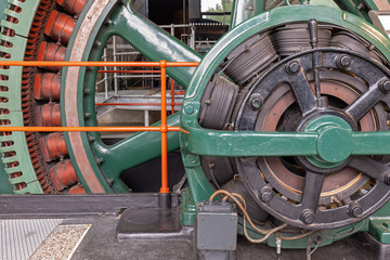 Historischer Generator in einem alten Kraftwerk