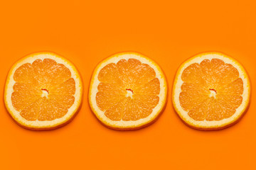Naranjas sobre fondo naranja vista desde arriba