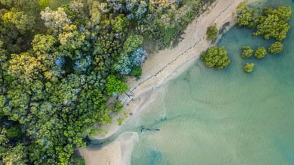 Luftaufnahme von Strand und Küste von Point Vernon bei Hervey Bay