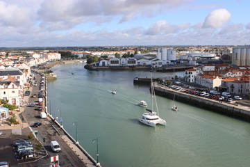 Fototapeta premium Chenal et entrée du port des Sables-d'Olonne depuis la tour Arundel