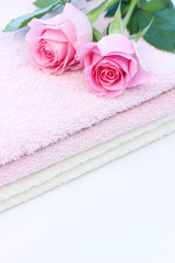 Obraz na płótnie Canvas ピンクのバラとピンクのタオル
