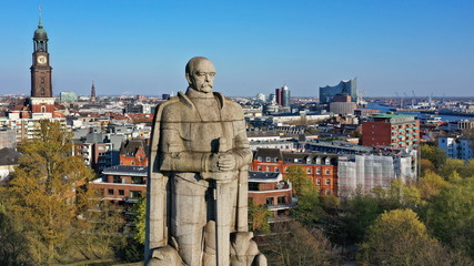 Hamburg. Bismarck Denkmal vor der Skyline mit Michel, Elbphilharmonie, Hafen. Luftaufnahme.