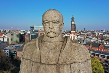 Hamburg. Bismarck Denkmal vor der Skyline mit Michel, Elbphilharmonie, Hafen. Luftaufnahme.