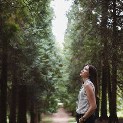 Naklejka premium portrait of a girl looking up at a walk in the autumn forest