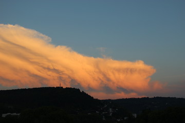 Nuages colorés par le soleil couchant à Besançon