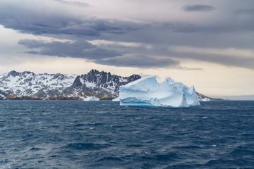 Fototapeta na wymiar 南極から流れてきた氷山