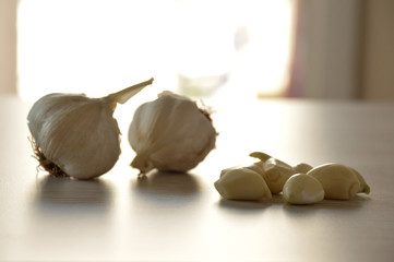 Peeled and whole garlic 