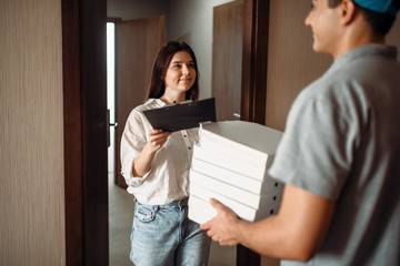 Obraz premium Customer takes order from pizza delivery boy