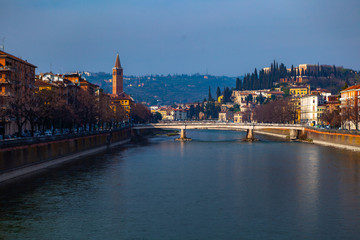 Fototapeta premium Werona, Włochy - marzec 2019 r. Werona jest stolicą o tej samej nazwie włoskiej prowincji i drugim co do wielkości miastem w regionie Veneto, nad rzeką Adygą