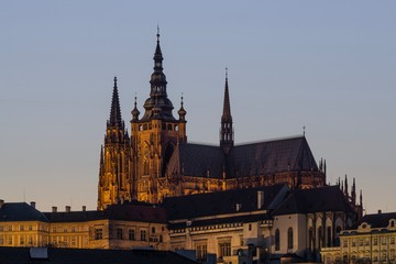 Fototapeta premium Blick auf die Prager Burg zur blauen Stunde